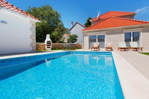 Zupa Villa Sleeps 6 Pool Air Con Wifi
