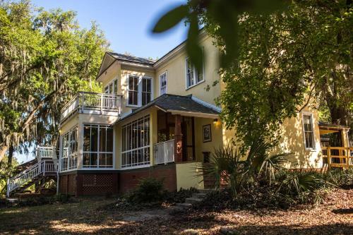 Bed & Breakfast Oakland Manor House Inn