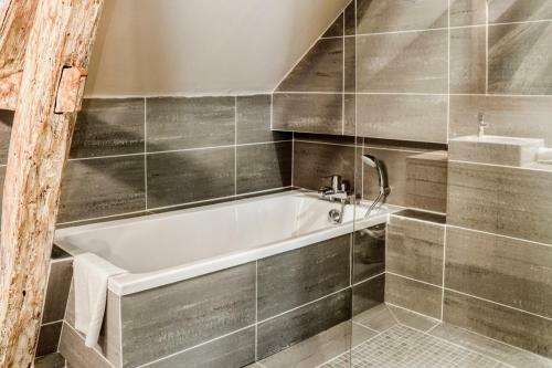Saint-amand-de-coly Villa Sleeps 6 Pool Air Con