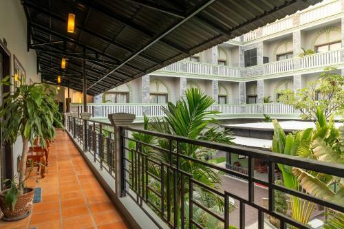 Hotel Reveal Courtyard In Reveal Angkor