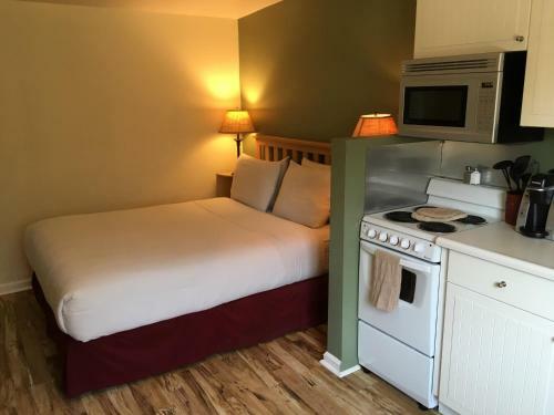 Hotel Clear Lake Cottages & Marina