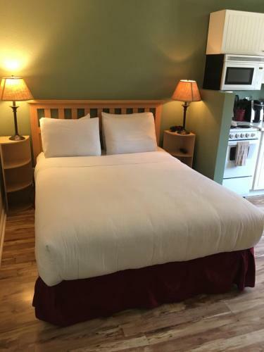Hotel Clear Lake Cottages & Marina