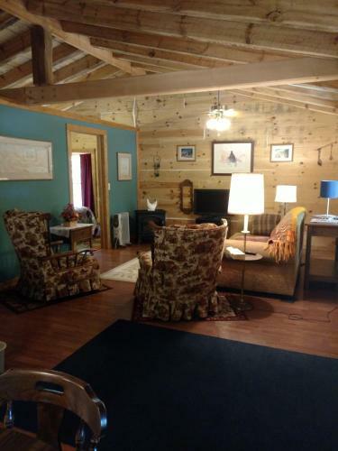 Crossroads Motel & Cabins