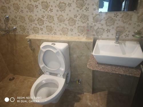 Hotel Tarkeshwarm Hill View Resort