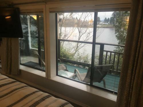 Long Lake Waterfront Bed And Breakfast