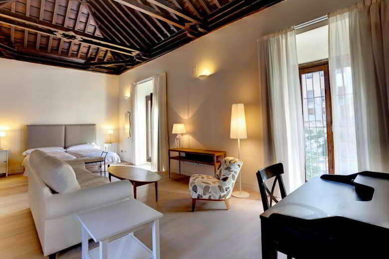 Aparthotel Elvira Suites