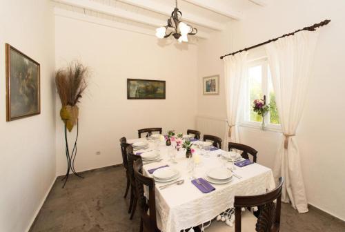 Kassiopi Villa Sleeps 10 Pool Air Con Wifi