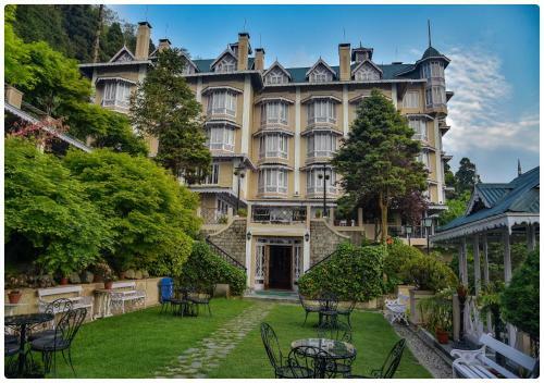 Hotel Cedar Inn