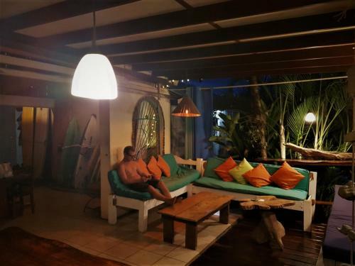 Hostal Surf House Pavones