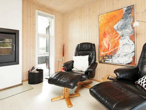Four-bedroom Holiday Home In Henne 2