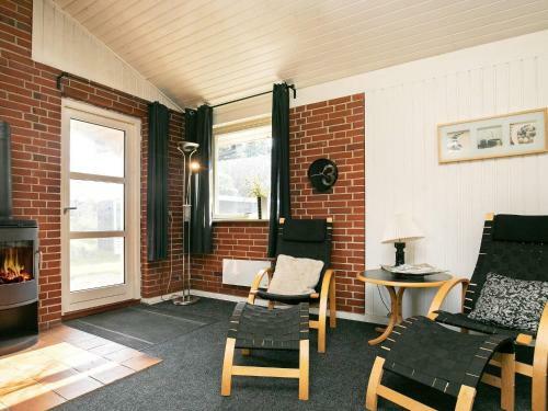 Three-bedroom Holiday Home In Bl�vand 68