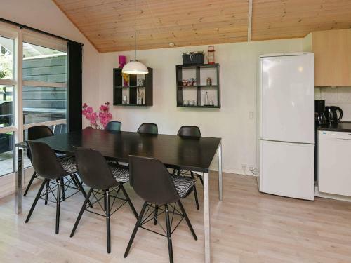 Three-bedroom Holiday Home In N�rre Nebel 4