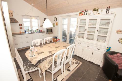 M�ge 66 Holiday House
