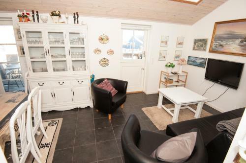 M�ge 66 Holiday House