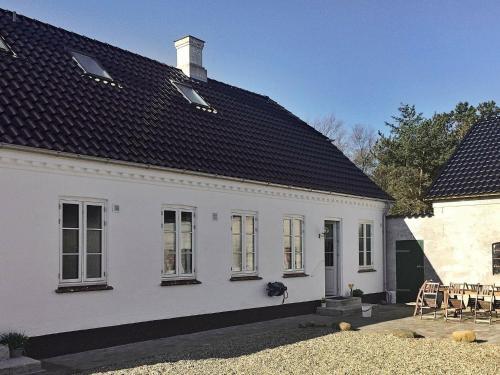 Five-bedroom Holiday Home In Oksb�l 3