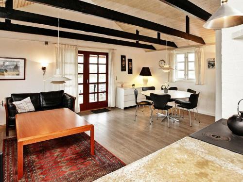 Two-bedroom Holiday Home In Hvide Sande 2
