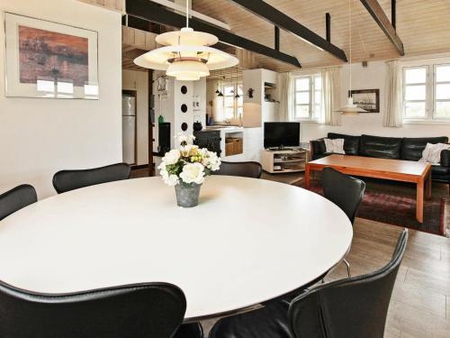Two-bedroom Holiday Home In Hvide Sande 2