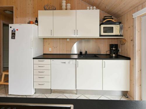 Three-bedroom Holiday Home In Oksb�l 25