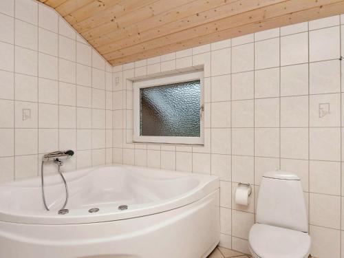 Three-bedroom Holiday Home In Oksb�l 25