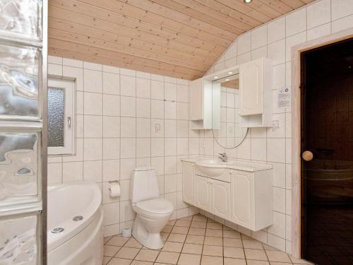 Three-bedroom Holiday Home In Oksb�l 25