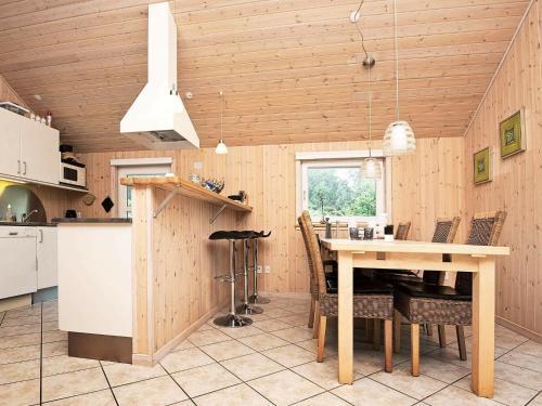 Three-bedroom Holiday Home In Oksb�l 25