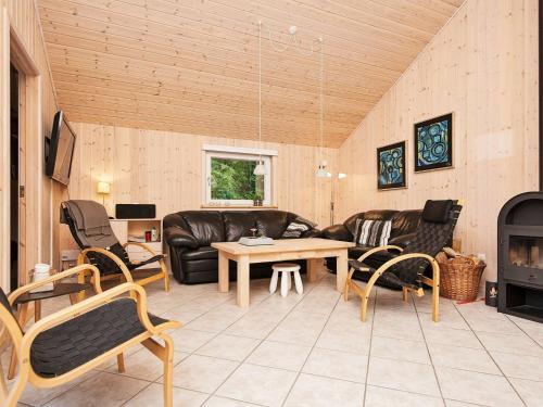 Three-bedroom Holiday Home In Oksb�l 25