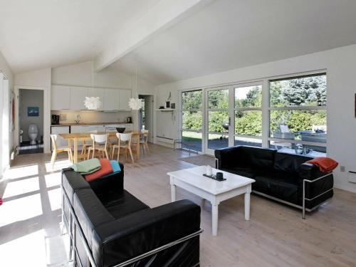 Three-bedroom Holiday Home In Tranek�r 1