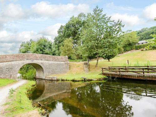 Hollies Lodge
