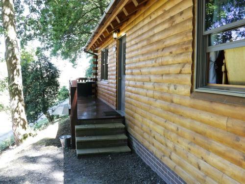 Hollies Lodge