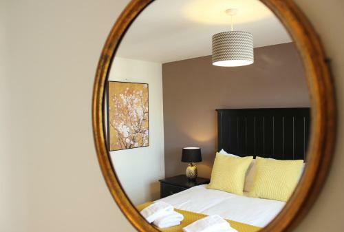 2 Bedroom Apartment With Free Parking Sleeps 4
