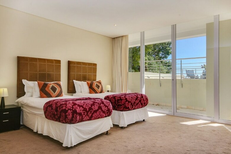 Villa 100 Geneva Drive