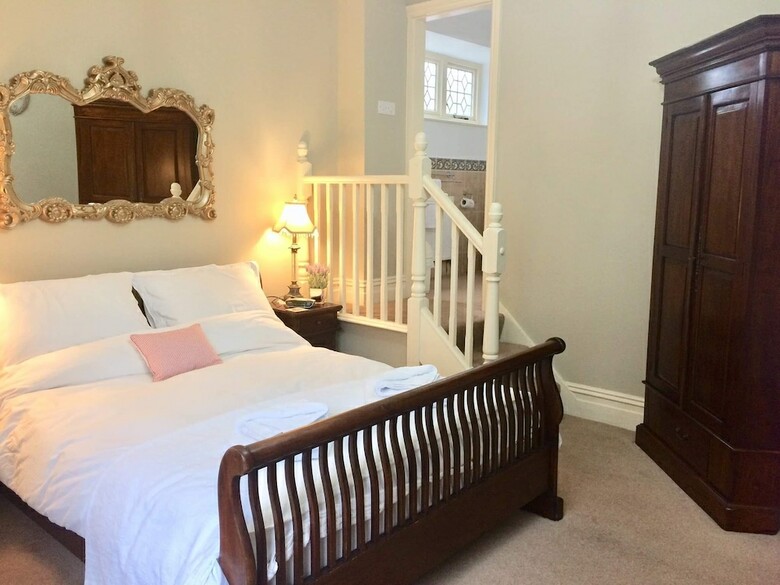 Hotel Storrs Gate House