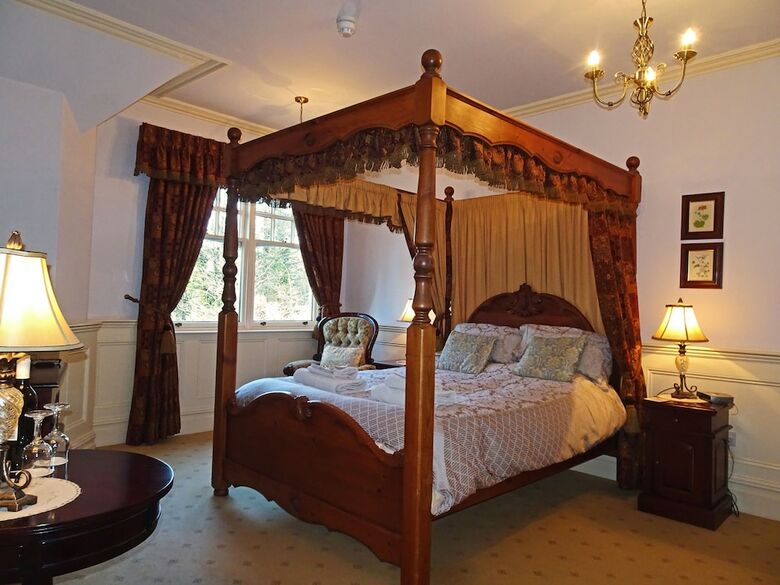 Hotel Storrs Gate House