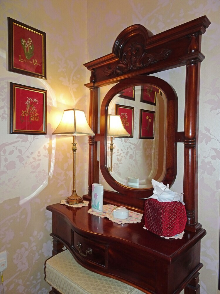 Hotel Storrs Gate House