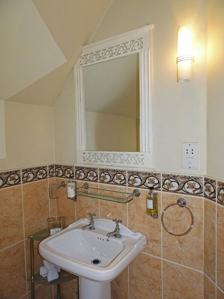 Hotel Storrs Gate House