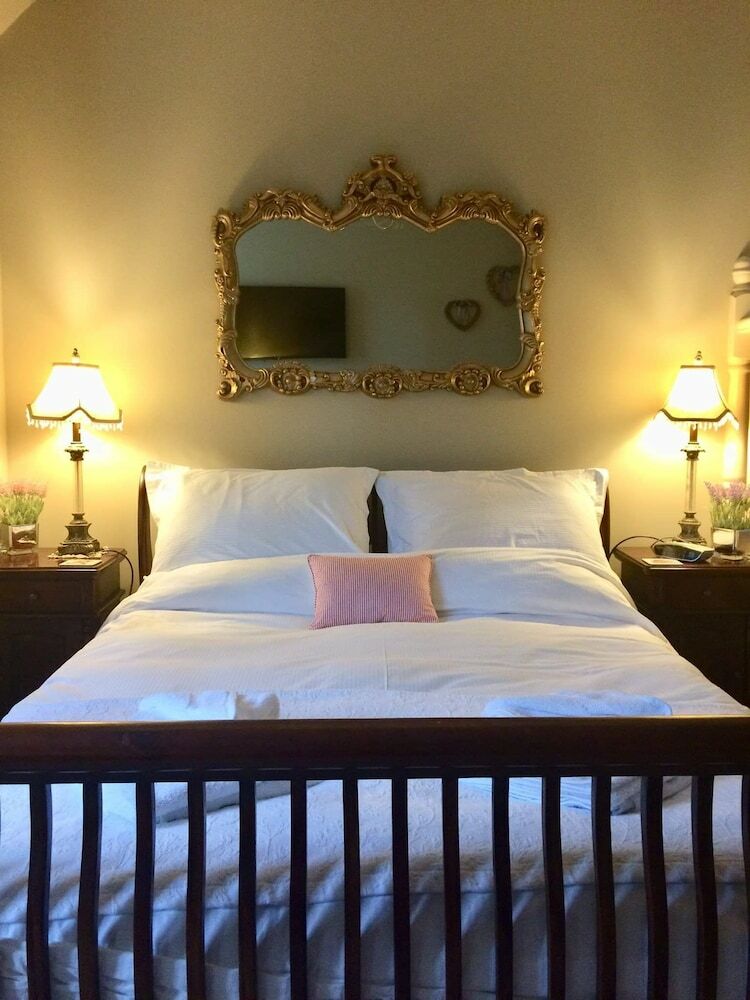 Hotel Storrs Gate House