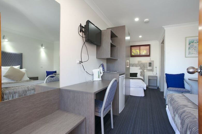 Sapphire Palms Motel