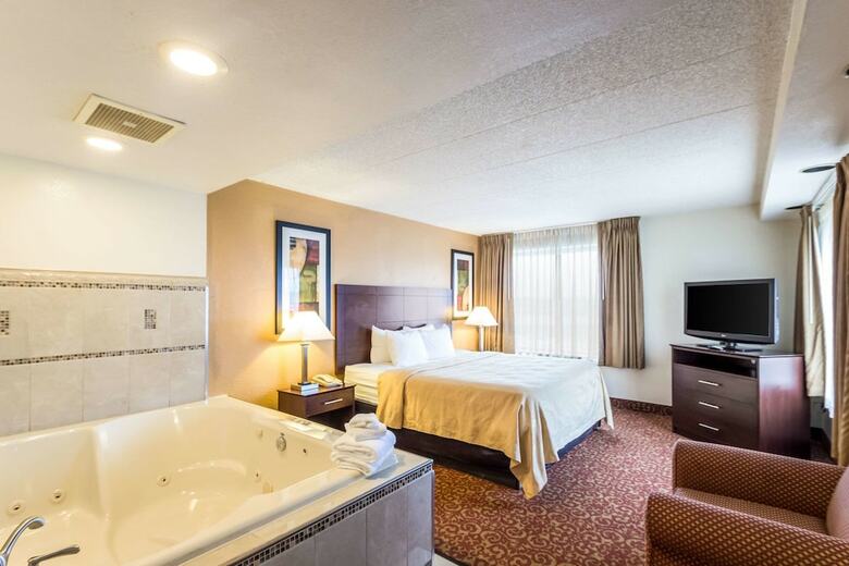 Hotel Quality Suites Milwaukee Airport