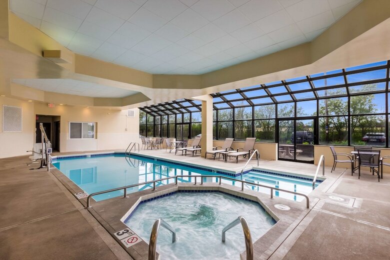 Hotel Quality Suites Milwaukee Airport