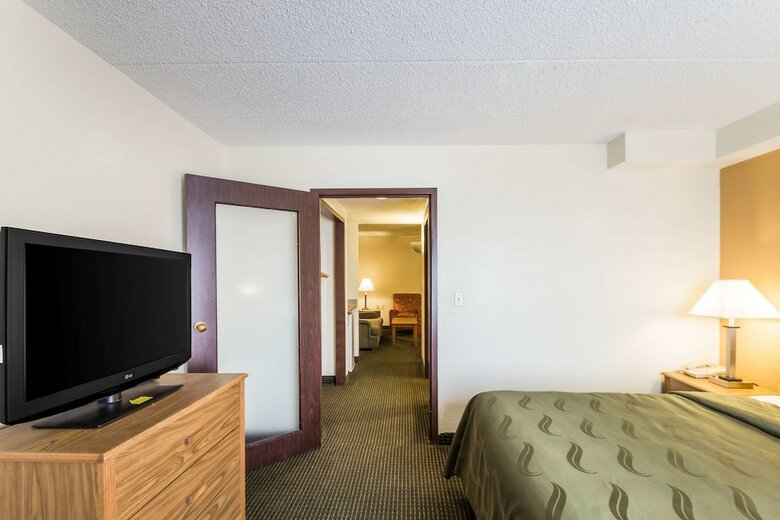 Hotel Quality Suites Milwaukee Airport