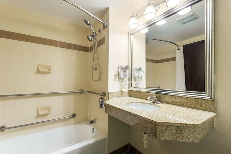 Hotel Quality Suites Milwaukee Airport
