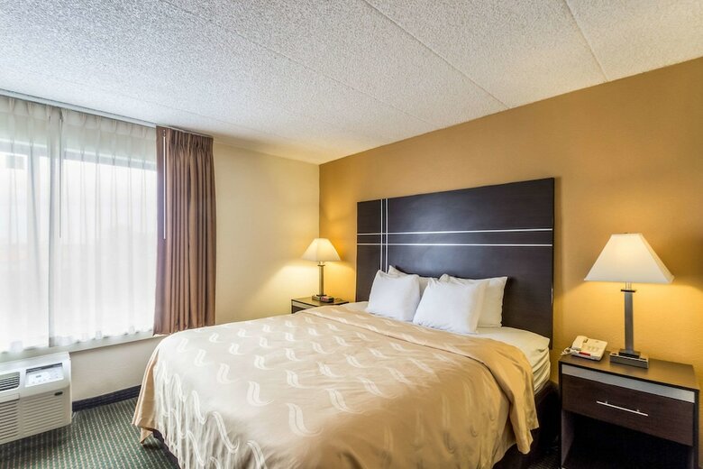 Hotel Quality Suites Milwaukee Airport