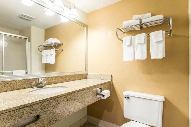 Hotel Quality Suites Milwaukee Airport