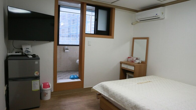 Hostal Grand Field Residence Hostel