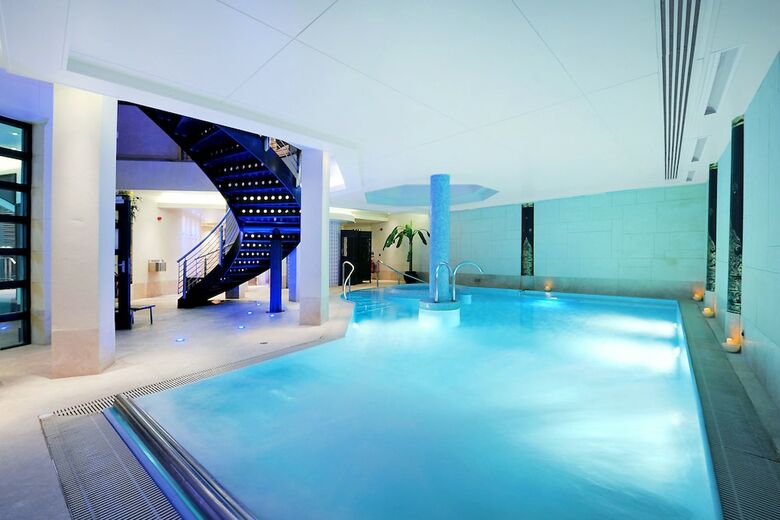 Hotel Careys Manor & Senspa