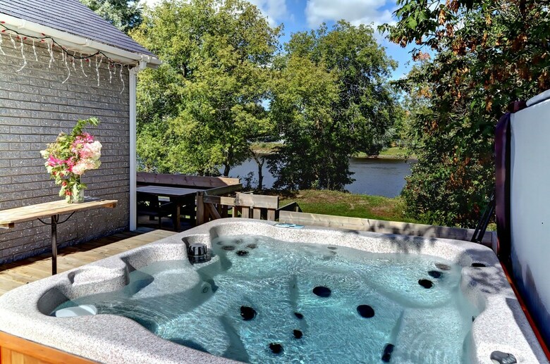 Scott Chalet Spa Sur Rivi�re