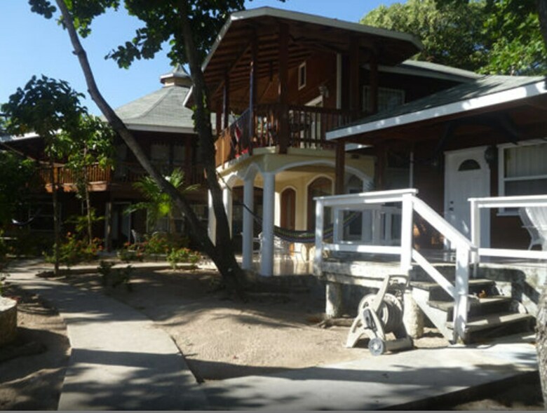 Hotel Foster's West Bay Resort
