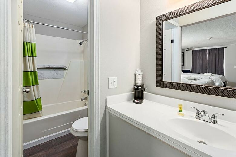Hotel Golden Isles Inn & Suites
