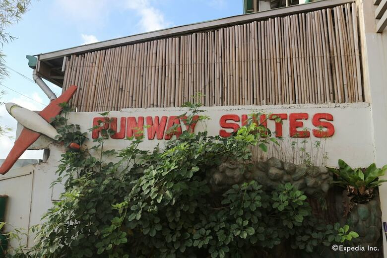 Hotel Runway Suites