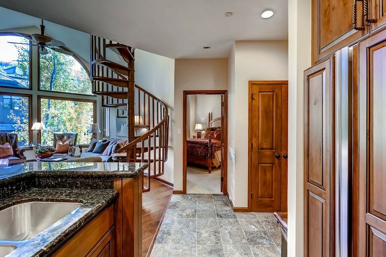 Highlands Westview By East West Hospitality